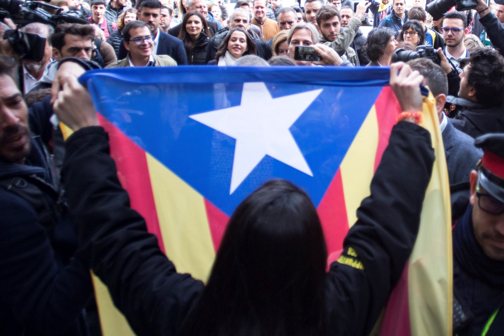 Inés Arrimadas en un acto electoral en Vic, donde ha sido increpada por independentistas.