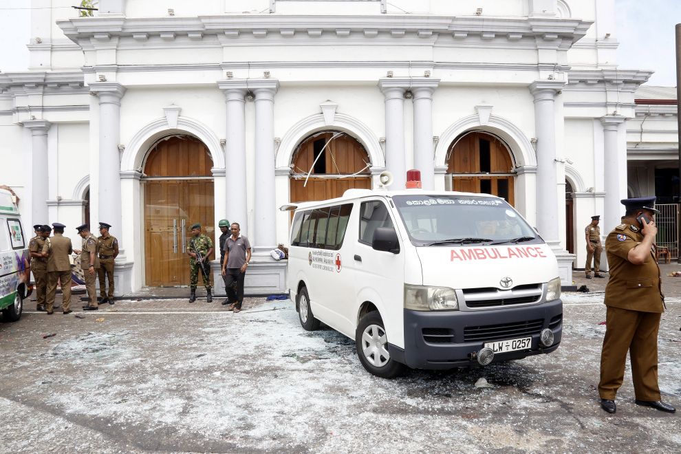 CLM07. Colombo (Sri Lanka), 21/04/2019.- Police cordon off the area after a explosion hit at St Anthony's Church in Kochchikade in Colombo, Sri Lanka, 21 April 2019. According to the news reports at least 25 people killed and over 200 injured in a series of blasts during the Easter Sunday service at St Anthony's Church in Kochchikade and explosions also reported at the Shangri-La Hotel and Kingsbury Hotel. EFE/EPA/M.A. PUSHPA KUMARA Multiple blasts in Sri Lanka on Easter Sunday