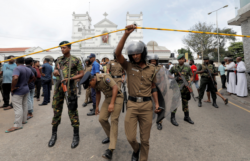 Sri Lankan military officials stand guard in front of the St. Anthony's Shrine, Kochchikade church after an explosion in Colombo, Sri Lanka April 21, 2019. REUTERS/Dinuka Liyanawatte [[[REUTERS VOCENTO]]] SRI LANKA-BLAST/