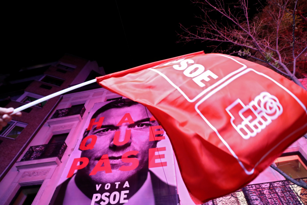 A supporter of the Socialist Workers' Party (PSOE) waves a flag while celebrating the result in Spain's general election in Madrid, Spain, April 28, 2019. REUTERS/Sergio Perez [[[REUTERS VOCENTO]]] SPAIN-ELECTION/SANCHEZ REAX