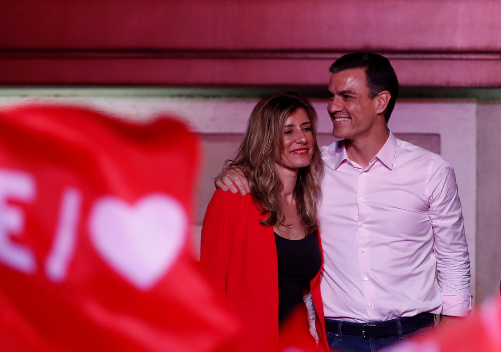 Spain's Prime Minister Pedro Sanchez of the Socialist Workers' Party (PSOE) kisses his wife Begona Gomez while celebrating the result in Spain's general election in Madrid, Spain, April 29, 2019. REUTERS/Sergio Perez [[[REUTERS VOCENTO]]] SPAIN-ELECTION/SANCHEZ REAX