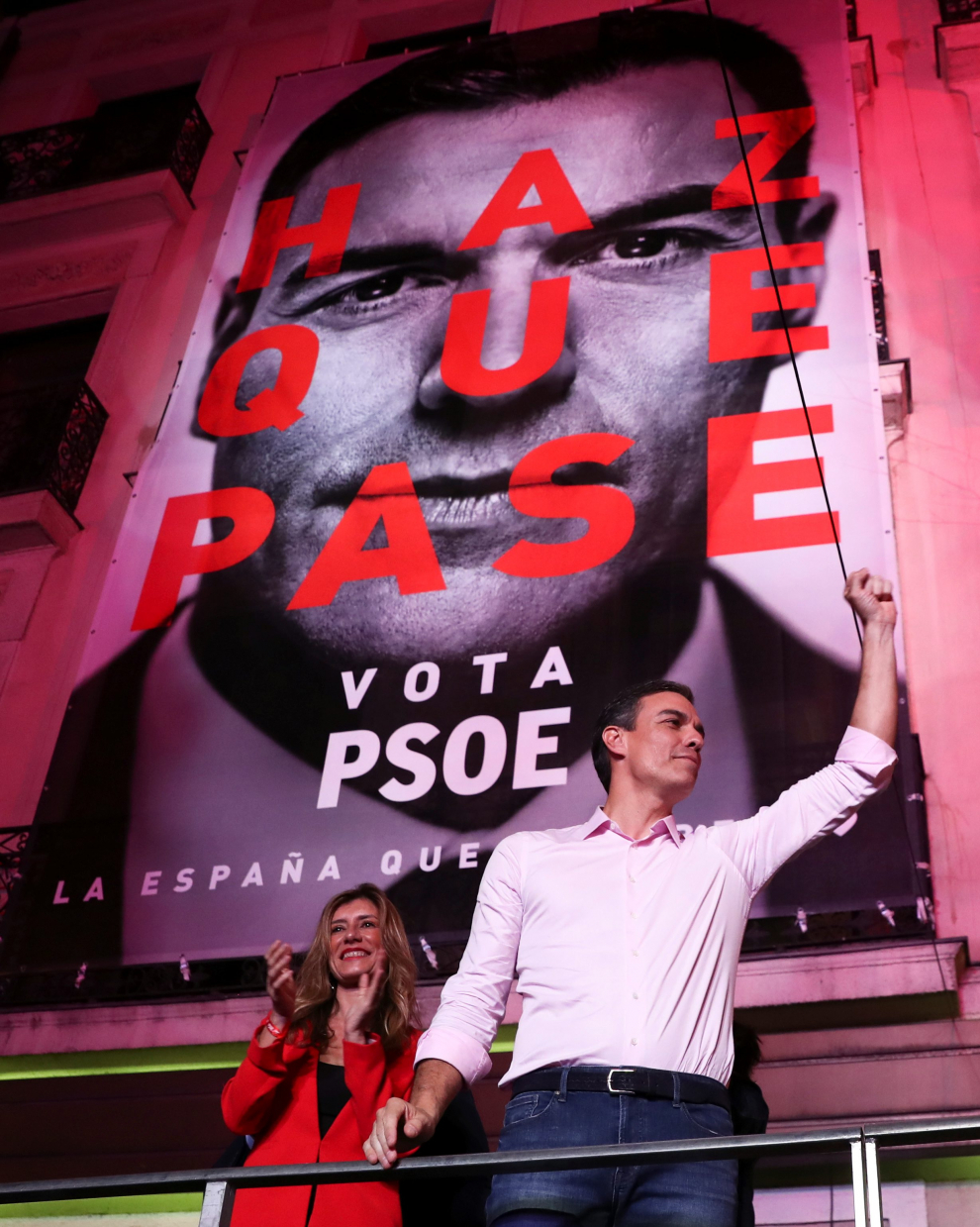 Spain's Prime Minister Pedro Sanchez of the Socialist Workers' Party (PSOE) kisses his wife Begona Gomez while celebrating the result in Spain's general election in Madrid, Spain, April 29, 2019. REUTERS/Sergio Perez     TPX IMAGES OF THE DAY [[[REUTERS VOCENTO]]] SPAIN-ELECTION/SANCHEZ REAX