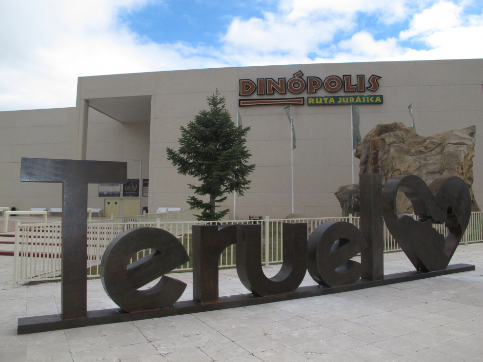 Las nuevas letras corpóreas de Teruel en la sede principal de Dinópolis.