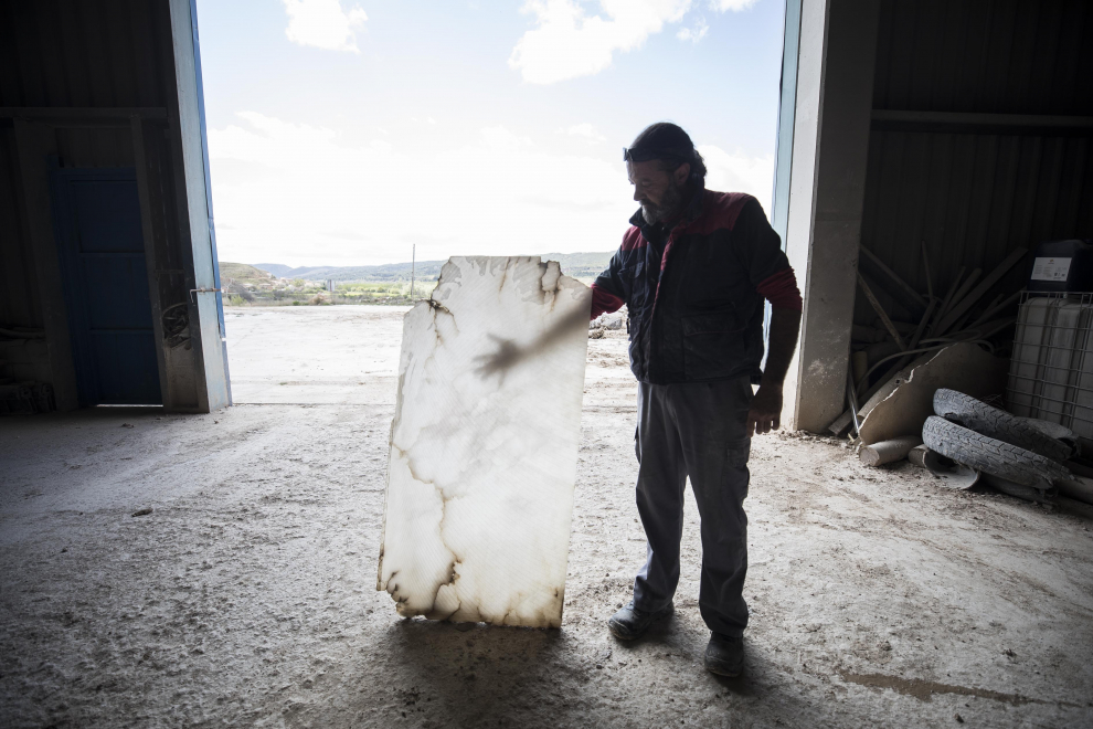 La tradición cantera en el pueblo está hoy matizada por los cierres de antiguas fábricas, pero dos de ellas resisten, y nuevos impulsos proactivos de los vecinos buscan consolidar el futuro