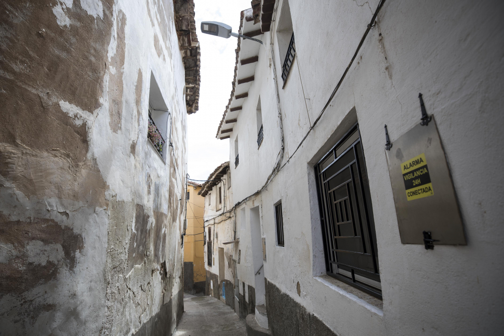 La tradición cantera en el pueblo está hoy matizada por los cierres de antiguas fábricas, pero dos de ellas resisten, y nuevos impulsos proactivos de los vecinos buscan consolidar el futuro