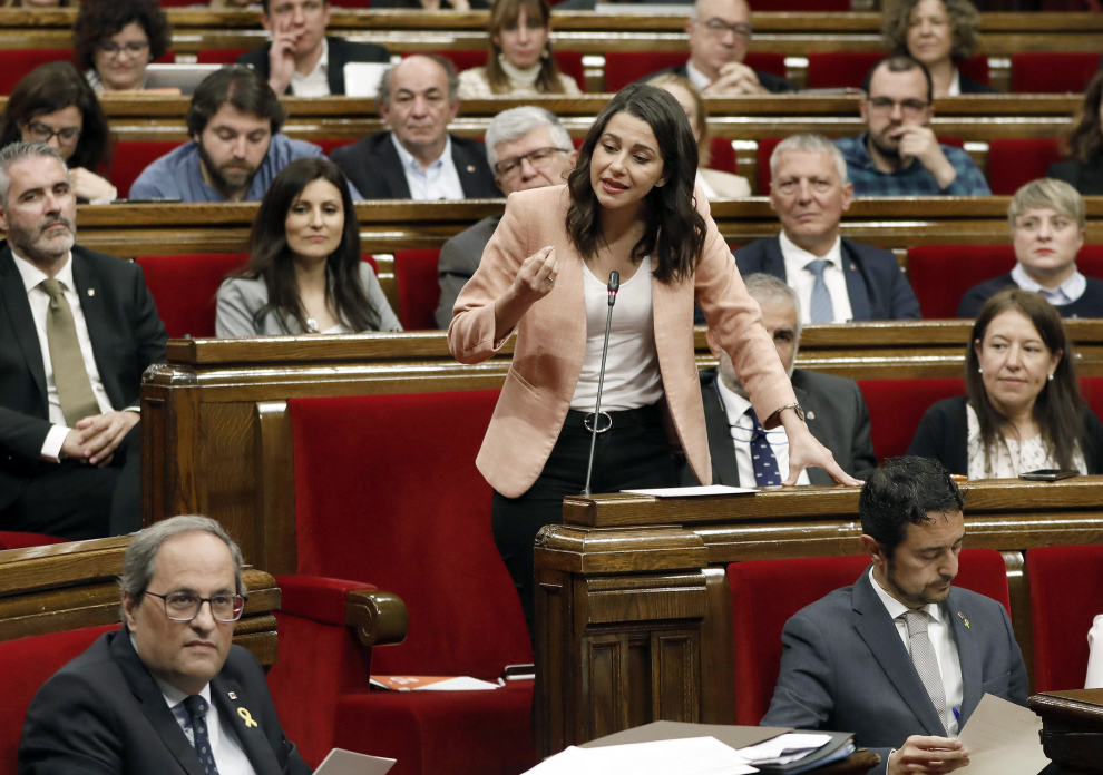 Rifirrafe entre Torra y Arrimadas en el Parlamento catalán.