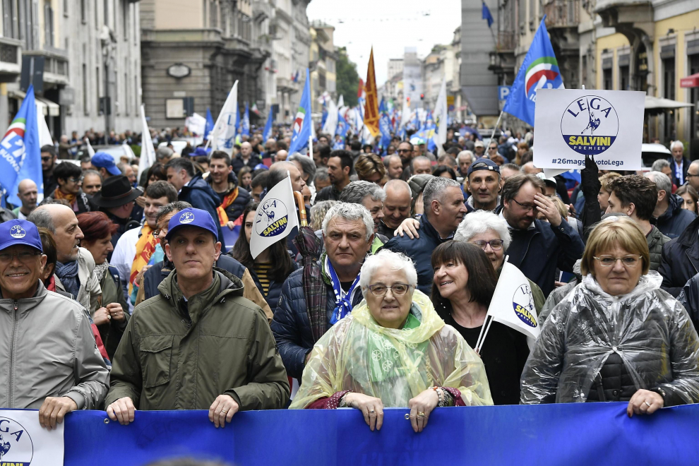 Milan (Italy), 18/05/2019.- Lega party supporters head towards Duomo Square to participate in the event 'Prima Italia. Il buon senso in Europa' (lit. 'Italy first. The common sense in Europe'), final event of the League electoral campaign for the European elections that will be held on 26 May, in Milan, northern Italy, 18 May 2019. (Elecciones, Italia) EFE/EPA/FLAVIO LO SCALZO Election campaign rally of the Lega party in Milan