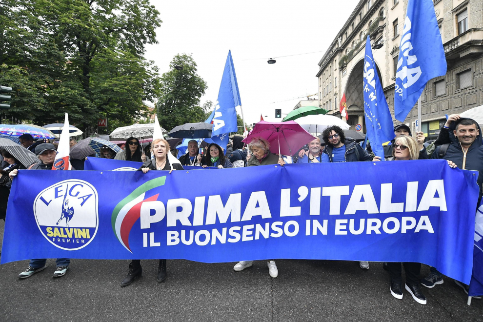 Milan (Italy), 18/05/2019.- Lega party supporters head towards Duomo Square to participate in the event 'Prima Italia. Il buon senso in Europa' (lit. 'Italy first. The common sense in Europe'), final event of the League electoral campaign for the European elections that will be held on 26 May, in Milan, northern Italy, 18 May 2019. (Elecciones, Italia) EFE/EPA/FLAVIO LO SCALZO Election campaign rally of the Lega party in Milan