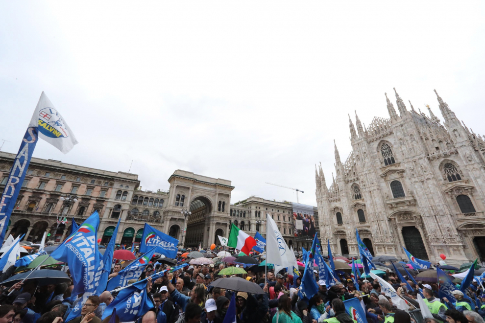 Milan (Italy), 18/05/2019.- Lega party supporters head towards Duomo Square to participate in the event 'Prima Italia. Il buon senso in Europa' (lit. 'Italy first. The common sense in Europe'), final event of the League electoral campaign for the European elections that will be held on 26 May, in Milan, northern Italy, 18 May 2019. (Elecciones, Italia) EFE/EPA/FLAVIO LO SCALZO Election campaign rally of the Lega party in Milan
