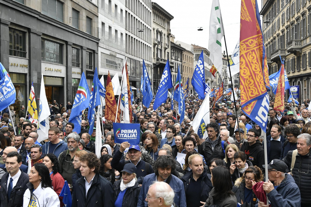 Milan (Italy), 18/05/2019.- Lega party supporters gather in Duomo Square prior to the election campaign rally 'Prima Italia. Il buon senso in Europa' (lit. 'Italy first. The common sense in Europe'), as part of the League electoral campaign for the European elections that will be held on 26 May, in Milan, northern Italy, 18 May 2019. (Elecciones, Italia) EFE/EPA/MATTEO BAZZI Election campaign rally of the Lega party in Milan