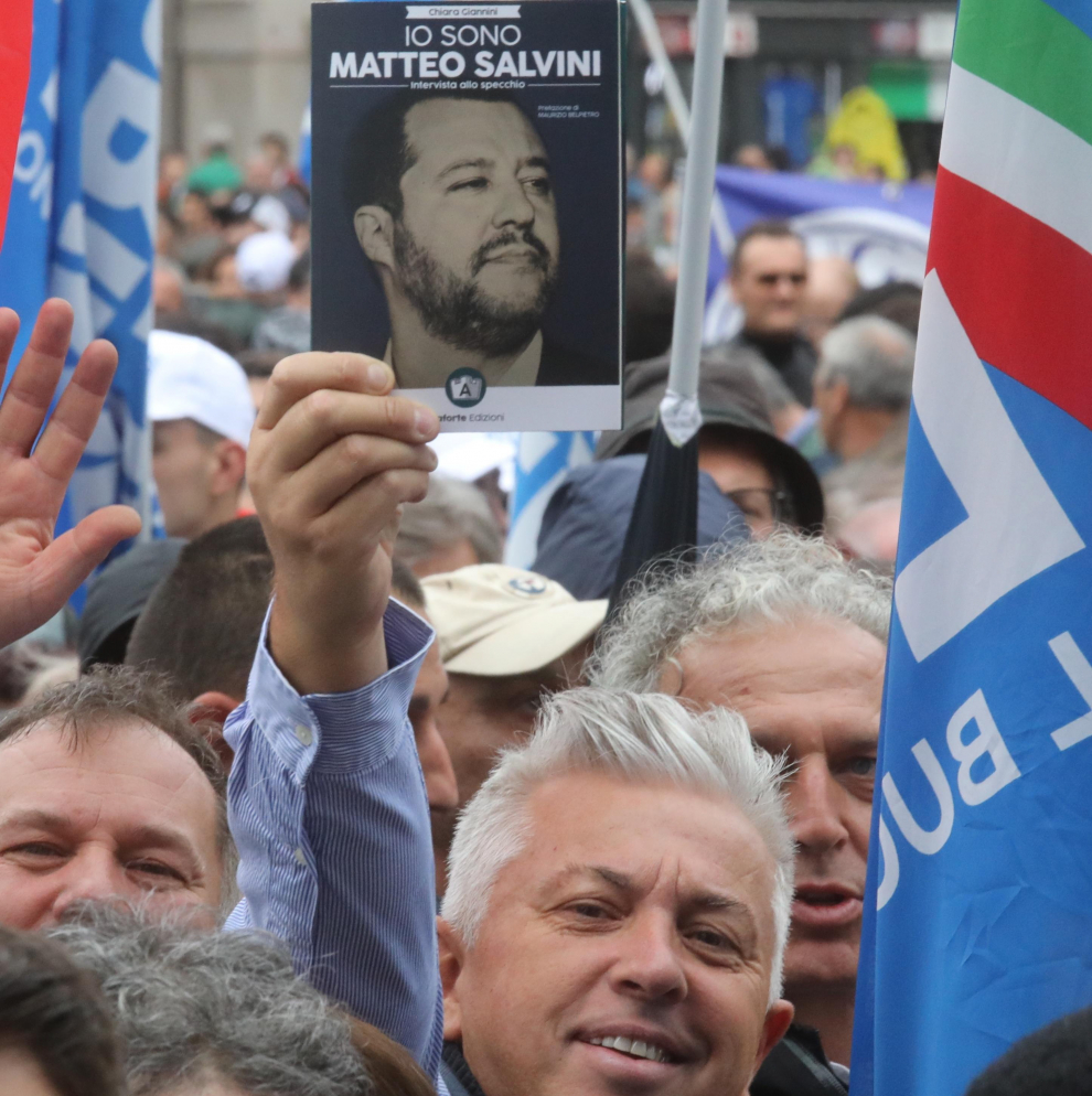 Milan (Italy), 18/05/2019.- Lega party supporters gather in Duomo Square prior to the election campaign rally 'Prima Italia. Il buon senso in Europa' (lit. 'Italy first. The common sense in Europe'), as part of the League electoral campaign for the European elections that will be held on 26 May, in Milan, northern Italy, 18 May 2019. (Elecciones, Italia) EFE/EPA/FLAVIO LO SCALZO Election campaign rally of the Lega party in Milan