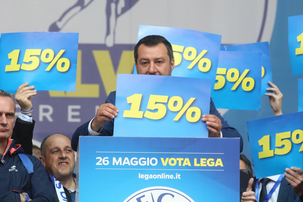 Milan (Italy), 18/05/2019.- A banner reading, both in English and in Italian, 'Let's stay human', has been unrolled during the meeting of European populist parties organized by Italian Interior Minister, Deputy Premier and leader of Italian party 'Lega' (League), Matteo Salvini, in Duomo square in Milan, Italy, 18 May 2019. A man dressed as Zorro with a plastic sword in his hand appeared from the balcony from which it was unrolled. (Elecciones, Italia) EFE/EPA/FLAVIO LO SCALZO Election campaign rally of the Lega party in Milan