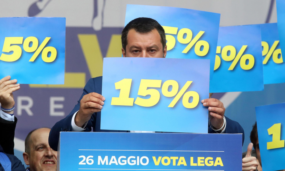 Milan (Italy), 18/05/2019.- Italian Interior Minister, Deputy Premier and leader of Italian party 'Lega' (League), Matteo Salvini (C), with Marine Le Pen, Leader of the French National Front and Dutch far-right politician Geert Wilders (L) of the PVV party attend a rally with leaders of other European nationalist parties, ahead of the 23-26 May European Parliamentary elections, at the Duomo square in Milan, Italy, 18 May 2019. (Elecciones, Italia) EFE/EPA/MATTEO BAZZI Election campaign rally of the Lega party in Milan