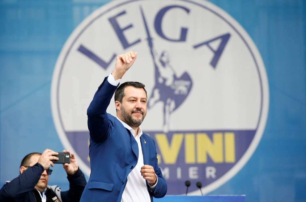 Milan (Italy), 18/05/2019.- Italian Interior Minister, Deputy Premier and leader of Italian party 'Lega' (League), Matteo Salvini, taks a selfie with French Marine Le Pen, president of the Rassemblement National (RN) far-right party during the rally with leaders of other European nationalist parties, ahead of the 23-26 May European Parliamentary elections, at the Duomo square in Milan, Italy, 18 May 2019. (Elecciones, Italia) EFE/EPA/MATTEO BAZZI Election campaign rally of the Lega party in Milan