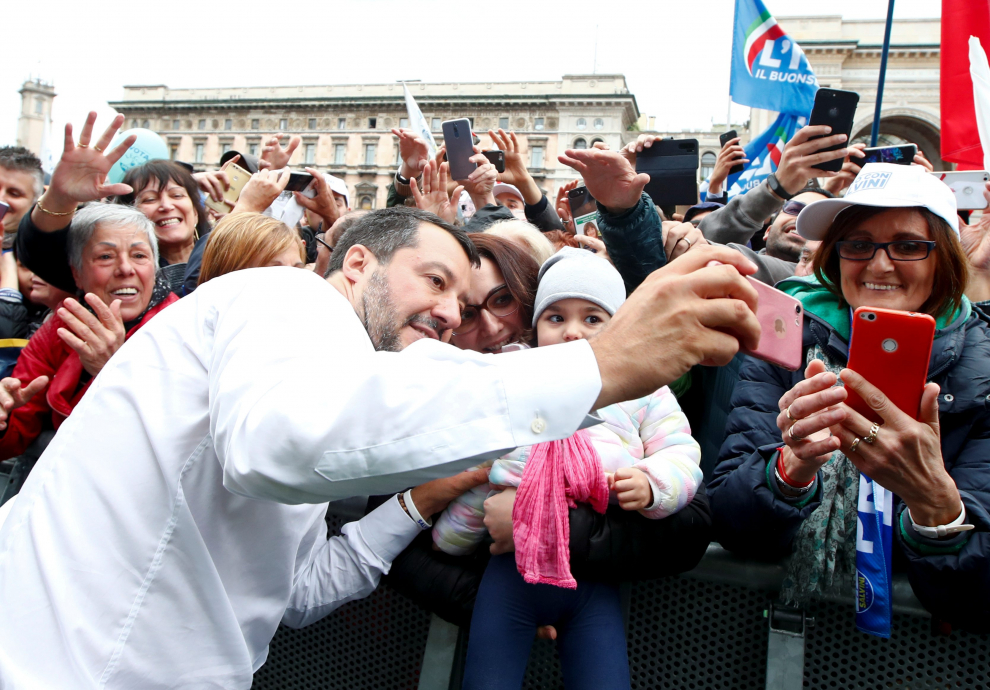 Italy's Deputy Prime Minister Matteo Salvini greets supporters during a major rally of European nationalist and far-right parties ahead of EU parliamentary elections in Milan, Italy May 18, 2019. REUTERS/Alessandro Garofalo [[[REUTERS VOCENTO]]] EU-ELECTION/ITALY-SALVINI