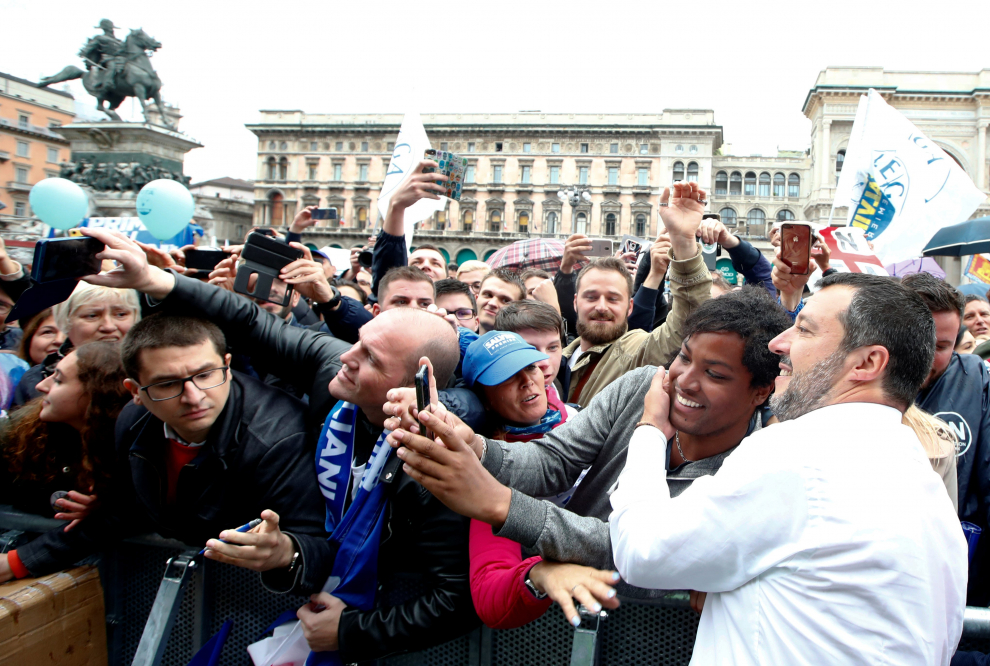 Italy's Deputy Prime Minister Matteo Salvini poses for a selfie with supporters during a major rally of European nationalist and far-right parties ahead of EU parliamentary elections in Milan, Italy May 18, 2019. REUTERS/Alessandro Garofalo [[[REUTERS VOCENTO]]] EU-ELECTION/ITALY-SALVINI