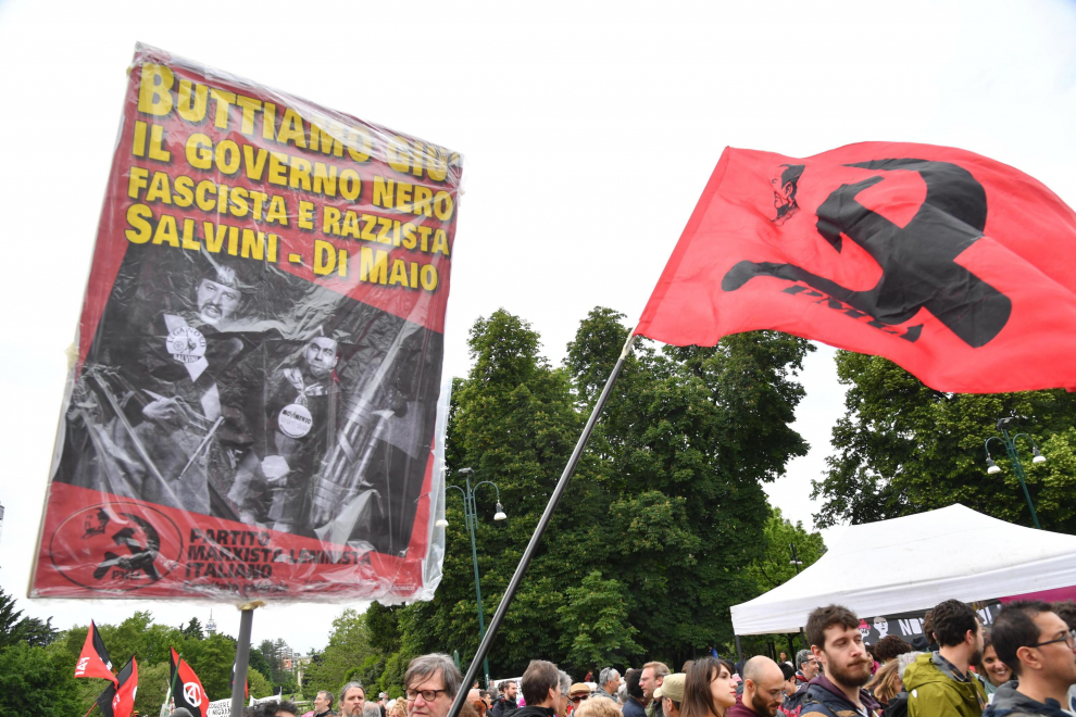 Milan (Italy), 18/05/2019.- People take part with banners and flags in a anti-fascist demonstration in Milan, Italy, 18 May 2019. Demonstrators protest against a political rally of the Italian Interior Minister, Deputy Premier and Secretary of Italian party 'Lega' (League), Matteo Salvini, held in the Duomo square of Milan with other populist parties, some from the far-right, including France's National Rally and Alternative for Germany. (Protestas, Francia, Alemania, Italia) EFE/EPA/Daniel Dal Zennaro Anti-fascist demonstration in Milan