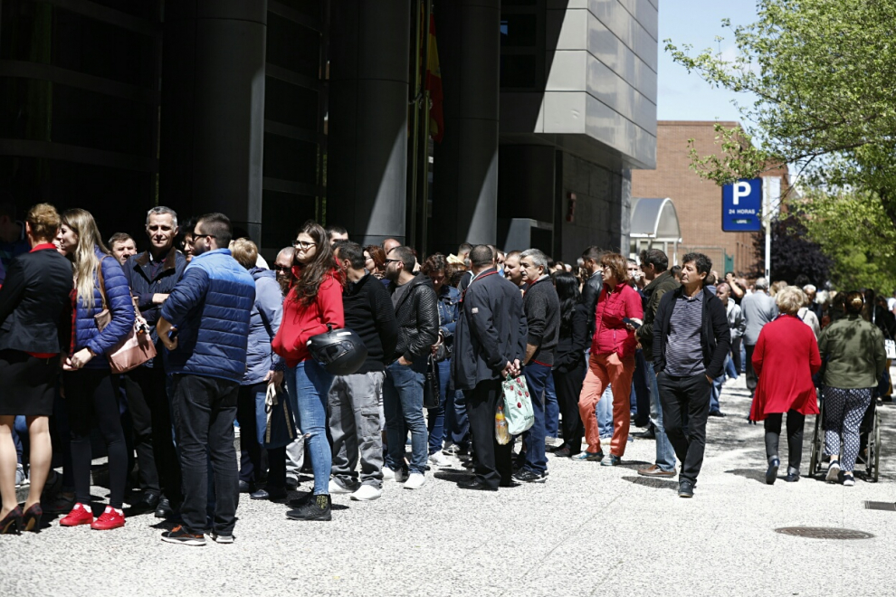 Ciudadanos rumanos votando, hoy, en Zaragoza.