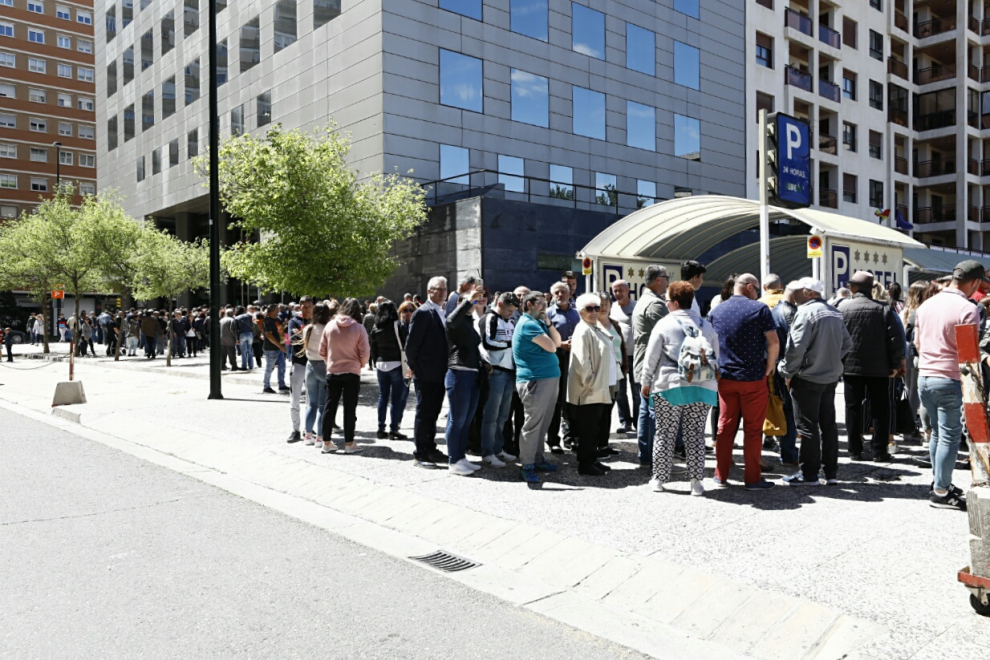 Ciudadanos rumanos votando, hoy, en Zaragoza.