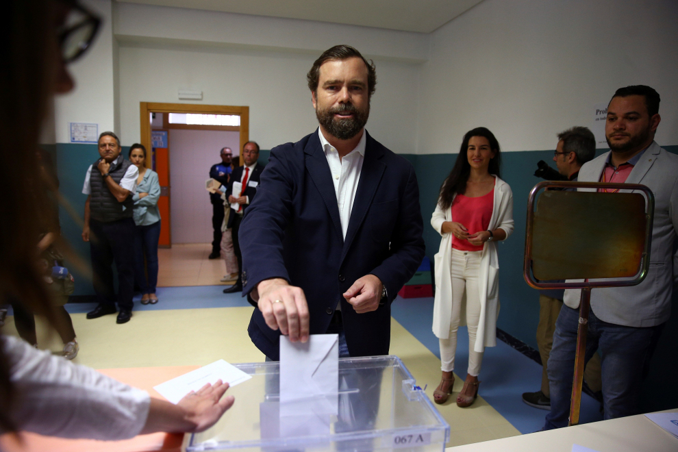 Iván Espinosa de los Monteros (Vox), votando en Madrid.