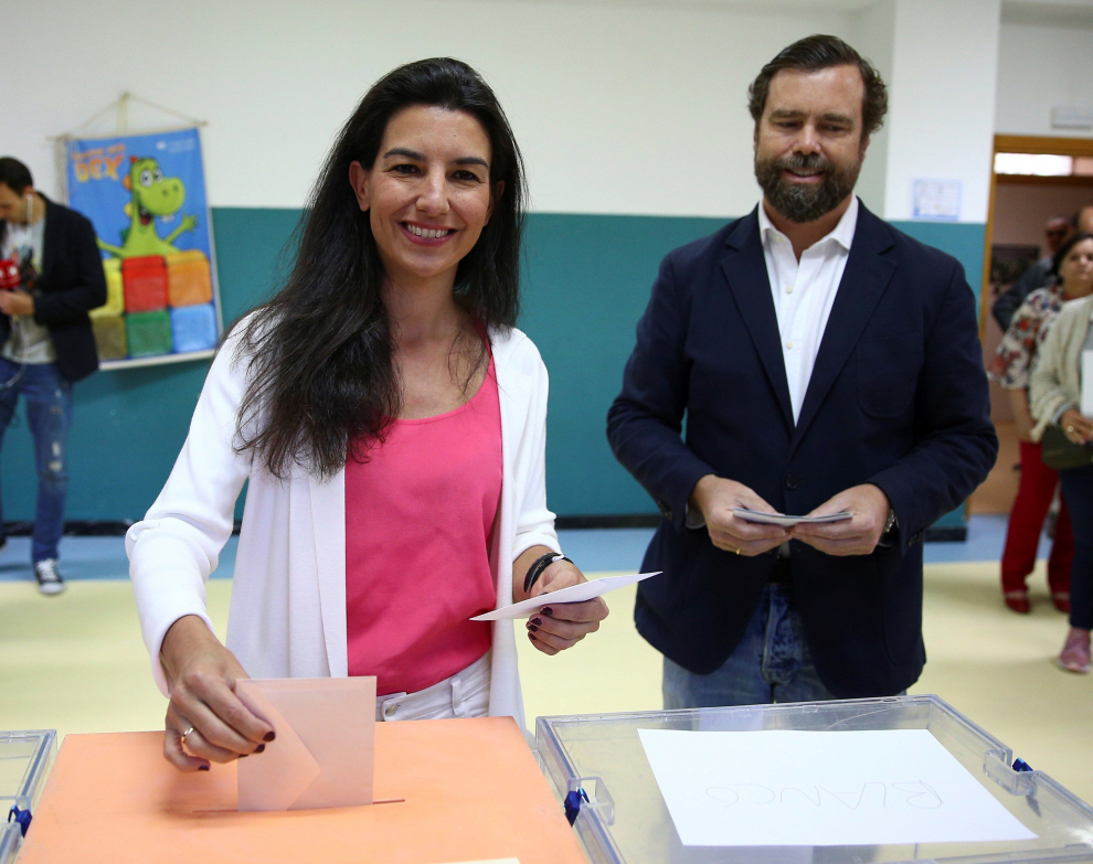 Rocío Monasterio, candidata de Vox a la Comunidad de Madrid, votando.