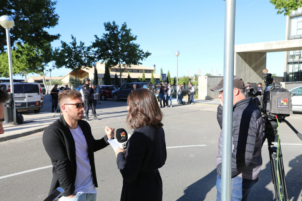 Los medios de comunicación esperando en el garaje del Palacio de Justicia de Huesca la llegada del furgón con los detenidos en la operación Oikos