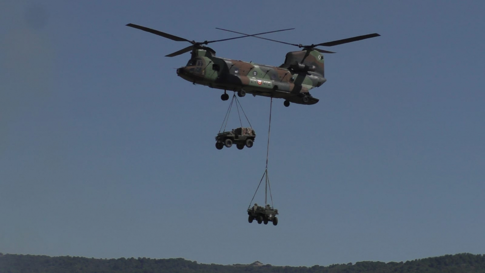 Militares de la Brigada Paracaidista y helicópteros de las FAMET realizan ejercicios de asalto aéreo en el campo de maniobras de San Gregorio.