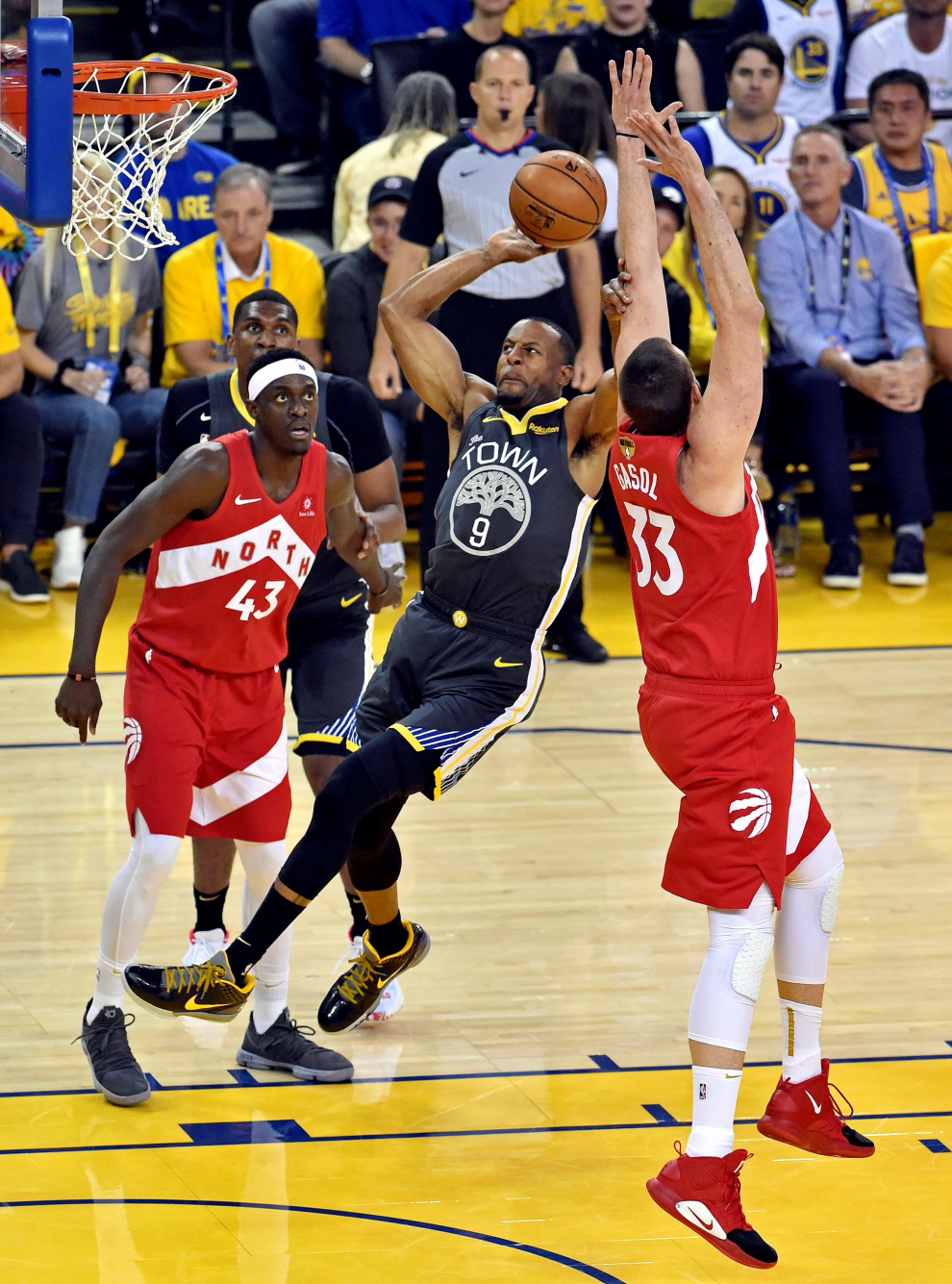 Jun 13, 2019; Oakland, CA, USA; Golden State Warriors guard Andre Iguodala (9) shots a shot while Toronto Raptors center Marc Gasol (33) defends during the first half in game six of the 2019 NBA Finals at Oracle Arena. Mandatory Credit:Cary Edmondson-USA TODAY Sports [[[REUTERS VOCENTO]]] BASKETBALL-NBA-GSW-TOR/