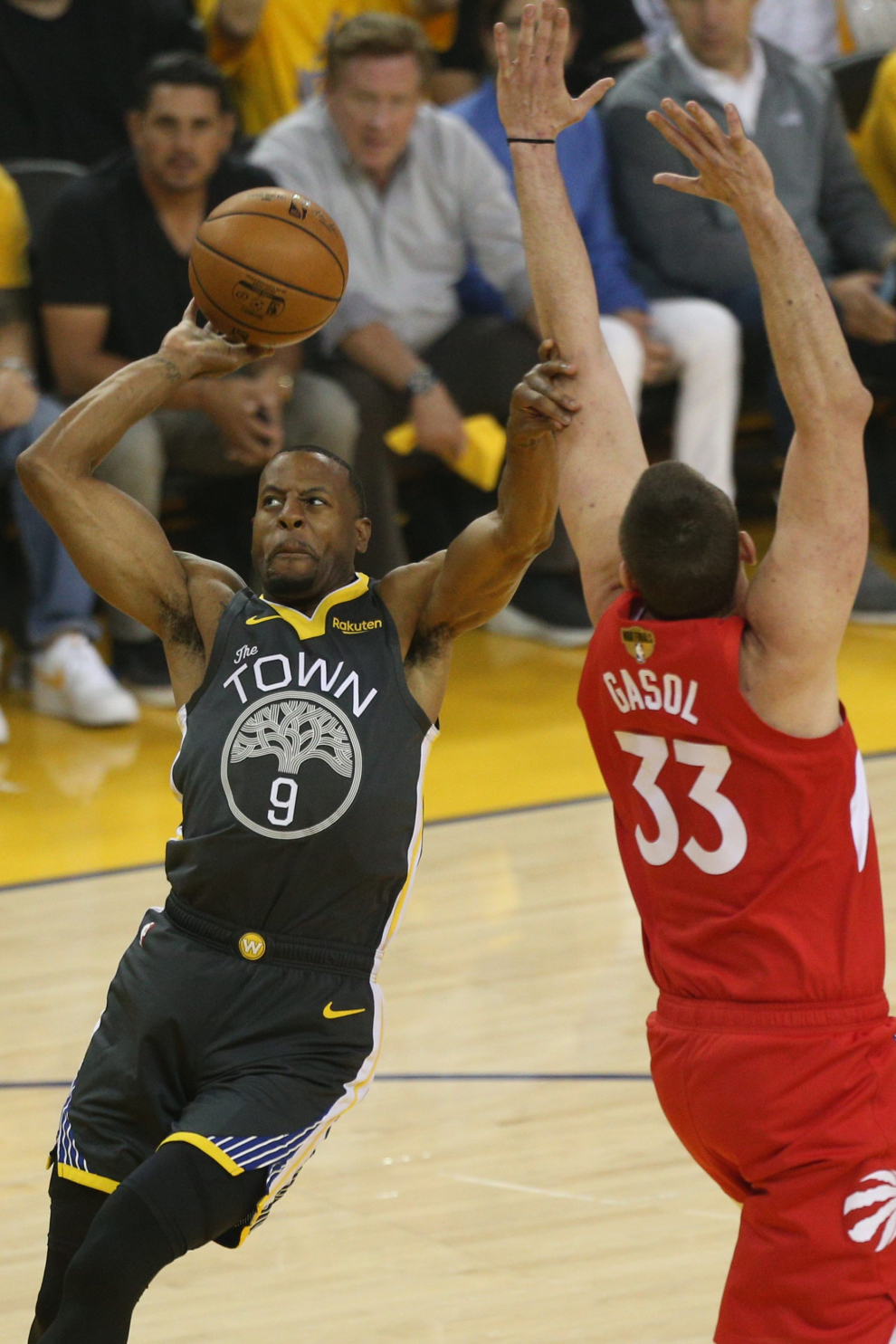 Jun 13, 2019; Oakland, CA, USA; Golden State Warriors guard Andre Iguodala (9) shots a shot while Toronto Raptors center Marc Gasol (33) defends during the first half in game six of the 2019 NBA Finals at Oracle Arena. Mandatory Credit:Cary Edmondson-USA TODAY Sports [[[REUTERS VOCENTO]]] BASKETBALL-NBA-GSW-TOR/