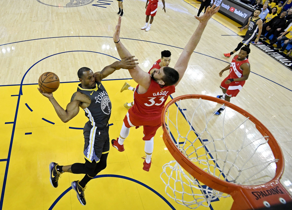 Jun 13, 2019; Oakland, CA, USA; Toronto Raptors center Marc Gasol (33) celebrates after defeating the Golden State Warriors for the NBA Championship in game six of the 2019 NBA Finals at Oracle Arena. Mandatory Credit:Cary Edmondson-USA TODAY Sports [[[REUTERS VOCENTO]]] BASKETBALL-NBA-GSW-TOR/