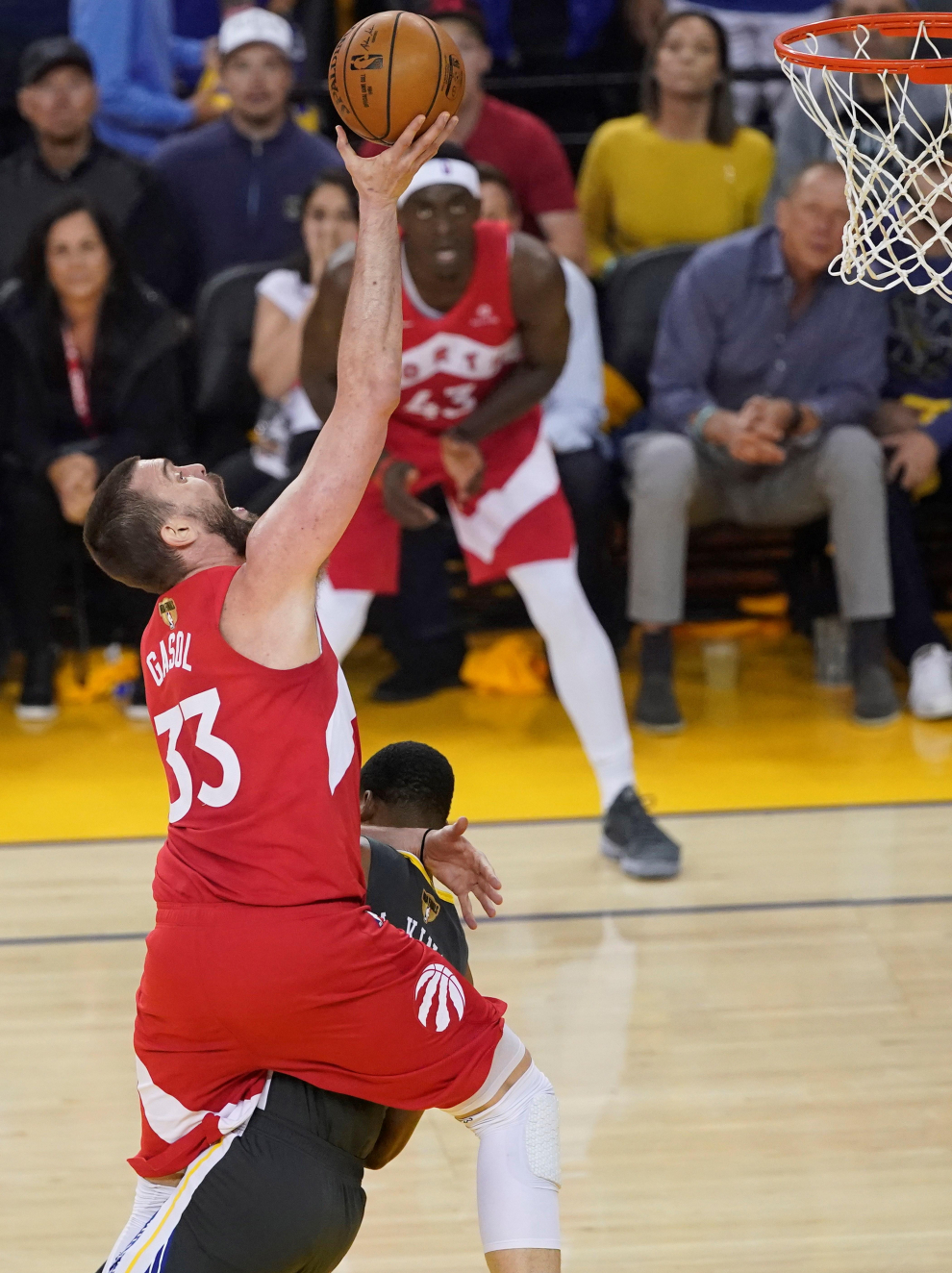 Jun 13, 2019; Oakland, CA, USA; Golden State Warriors guard Andre Iguodala (9) shoots the ball against Toronto Raptors center Marc Gasol (33) in game six of the 2019 NBA Finals at Oracle Arena. Mandatory Credit: Kyle Terada-USA TODAY Sports [[[REUTERS VOCENTO]]] BASKETBALL-NBA-GSW-TOR/