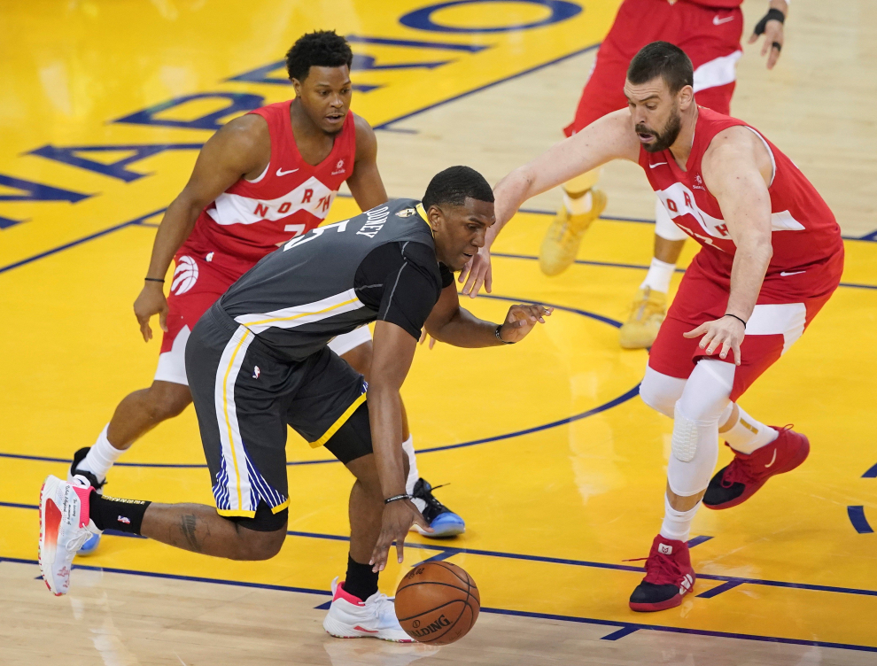 Jun 13, 2019; Oakland, CA, USA; Golden State Warriors guard Andre Iguodala (9) shoots the ball against Toronto Raptors center Marc Gasol (33) in game six of the 2019 NBA Finals at Oracle Arena. Mandatory Credit: Kyle Terada-USA TODAY Sports [[[REUTERS VOCENTO]]] BASKETBALL-NBA-GSW-TOR/