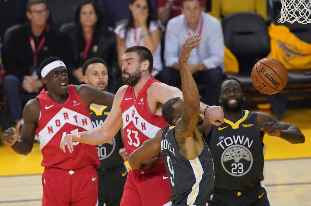 Jun 13, 2019; Oakland, CA, USA; Golden State Warriors guard Andre Iguodala (9) shoots the ball against Toronto Raptors center Marc Gasol (33) in game six of the 2019 NBA Finals at Oracle Arena. Mandatory Credit: Kyle Terada-USA TODAY Sports [[[REUTERS VOCENTO]]] BASKETBALL-NBA-GSW-TOR/