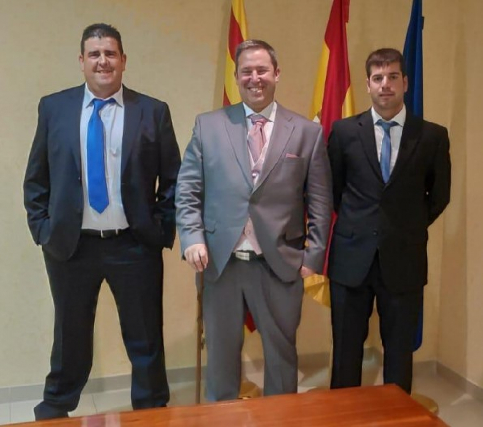 El nuevo alcalde de Albalate de Cinca, Ricardo Charlez, ha sido investido con el mismo traje con el que se ha casado una hora después