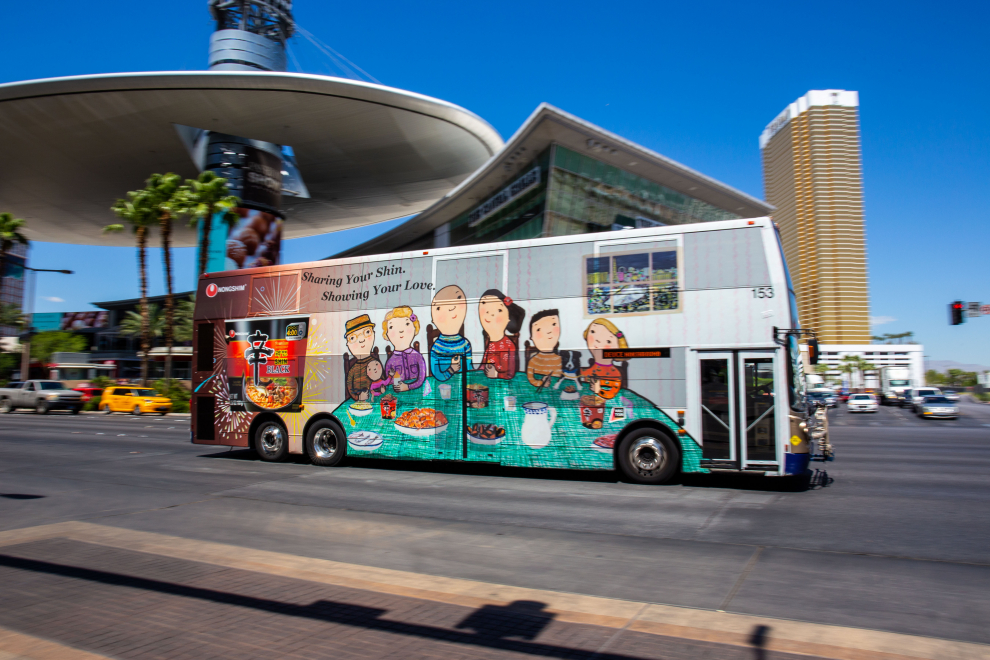 La obra de Eva Armisen, en los buses turísticos de Las Vegas