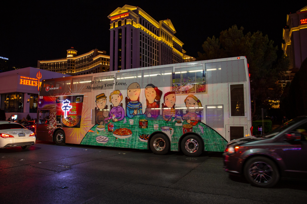 La obra de Eva Armisen, en los buses turísticos de Las Vegas