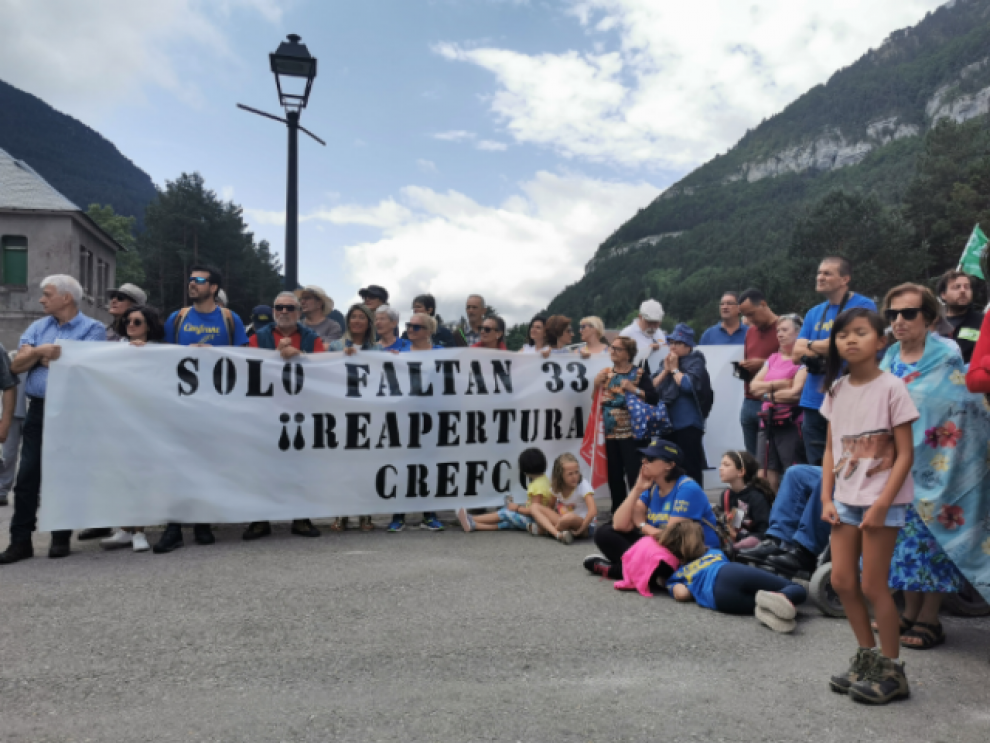 Cerca de 300 personas reivindican en Canfranc la reapertura de la línea internacional