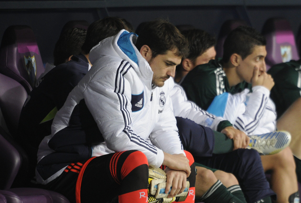 Departing Real Madrid captain and goalkeeper Iker Casillas waves to supporters at an official send-off at the Bernabeu stadium in Madrid, Spain, July 13, 2015.  Several hundred Real Madrid fans chanted for president Florentino Perez to resign at an official send-off for goalkeeper and captain Iker Casillas at the Bernabeu stadium on Monday. Real held the presentation following criticism over the surreal nature of Casillas's tearful news conference on Sunday, when he appeared to be alone in the stadium press room to read out a farewell statement. REUTERS/Andrea Comas SOCCER-SPAIN/CASILLAS