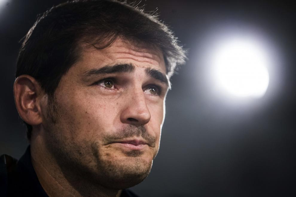 Departing Real Madrid captain and goalkeeper Iker Casillas waves to supporters at an official send-off at the Bernabeu stadium in Madrid, Spain, July 13, 2015.  Several hundred Real Madrid fans chanted for president Florentino Perez to resign at an official send-off for goalkeeper and captain Iker Casillas at the Bernabeu stadium on Monday. Real held the presentation following criticism over the surreal nature of Casillas's tearful news conference on Sunday, when he appeared to be alone in the stadium press room to read out a farewell statement. REUTERS/Andrea Comas SOCCER-SPAIN/CASILLAS