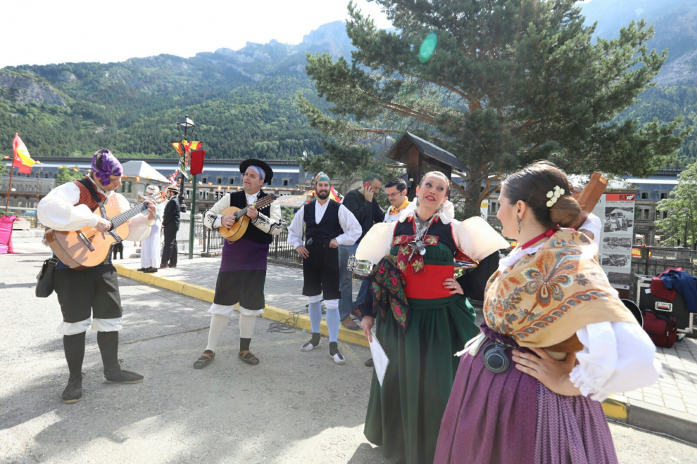 Participantes en los actos de la recreación histórica en Canfranc.