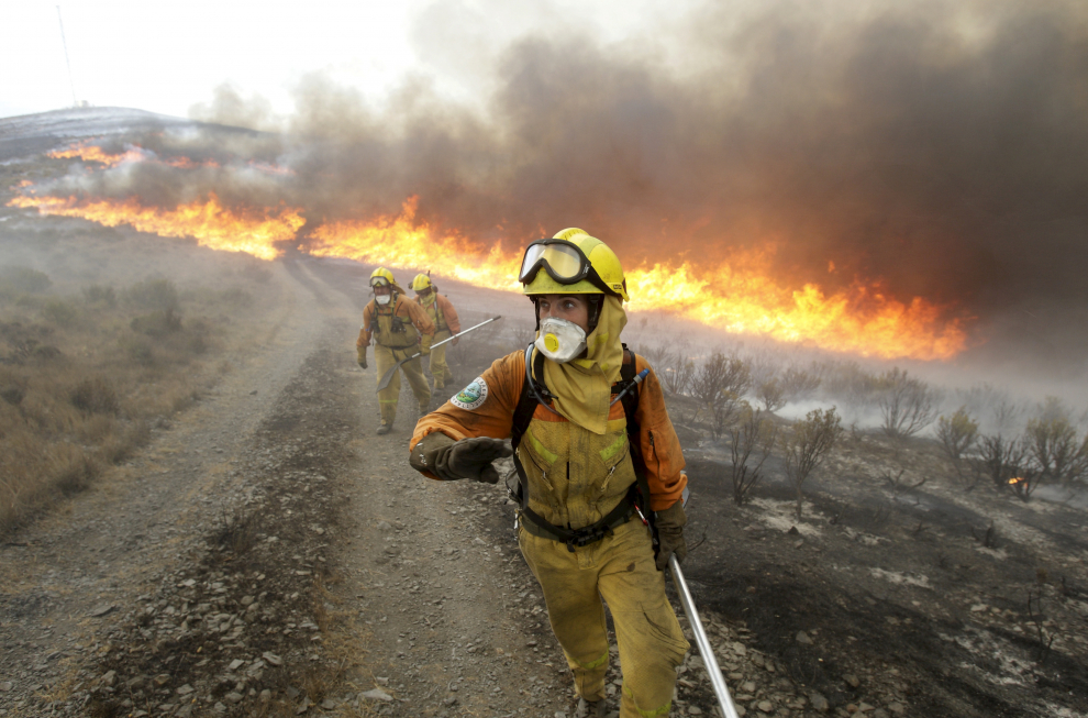 Las cuadrillas forestales del Gobierno de Aragón combaten el fuego sobre el terreno. Actualmente hay 8 cuadrillas helitransportadas y 62 terrestres (5 de ellas, dobles).