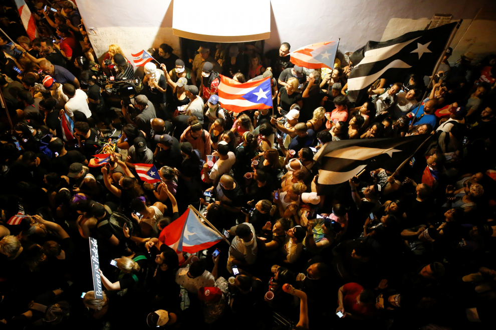 Demonstrators chant slogans as they wave Puerto Rican flags during ongoing protests calling for the resignation of Governor Ricardo Rossello in San Juan, Puerto Rico July 24, 2019. REUTERS/Marco Bello [[[REUTERS VOCENTO]]] USA-PUERTORICO/