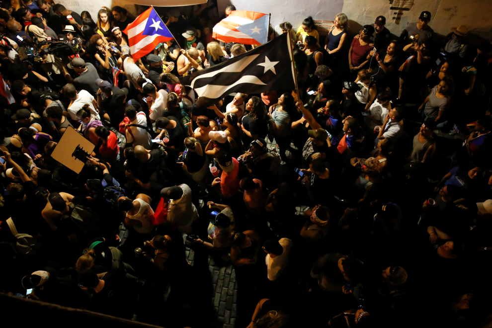 Demonstrators chant slogans as they wave Puerto Rican flags during ongoing protests calling for the resignation of Governor Ricardo Rossello in San Juan, Puerto Rico July 24, 2019. REUTERS/Marco Bello [[[REUTERS VOCENTO]]] USA-PUERTORICO/