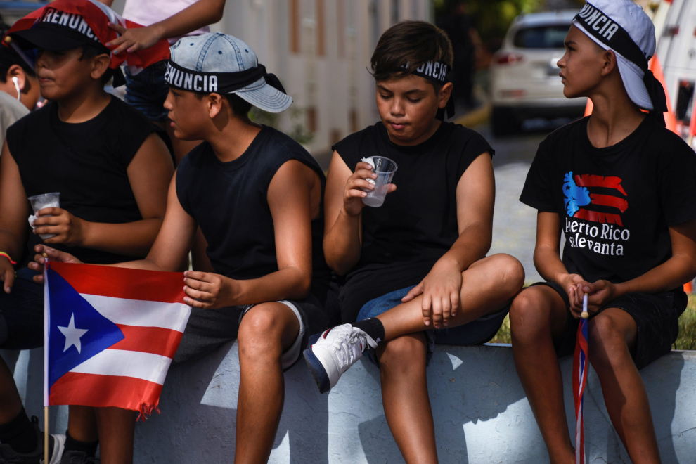 Young demonstrators are seen during protests calling for the resignation of Governor Ricardo Rossello in San Juan, Puerto Rico July 24, 2019.  REUTERS/Gabriella N. Baez [[[REUTERS VOCENTO]]] USA-PUERTORICO/