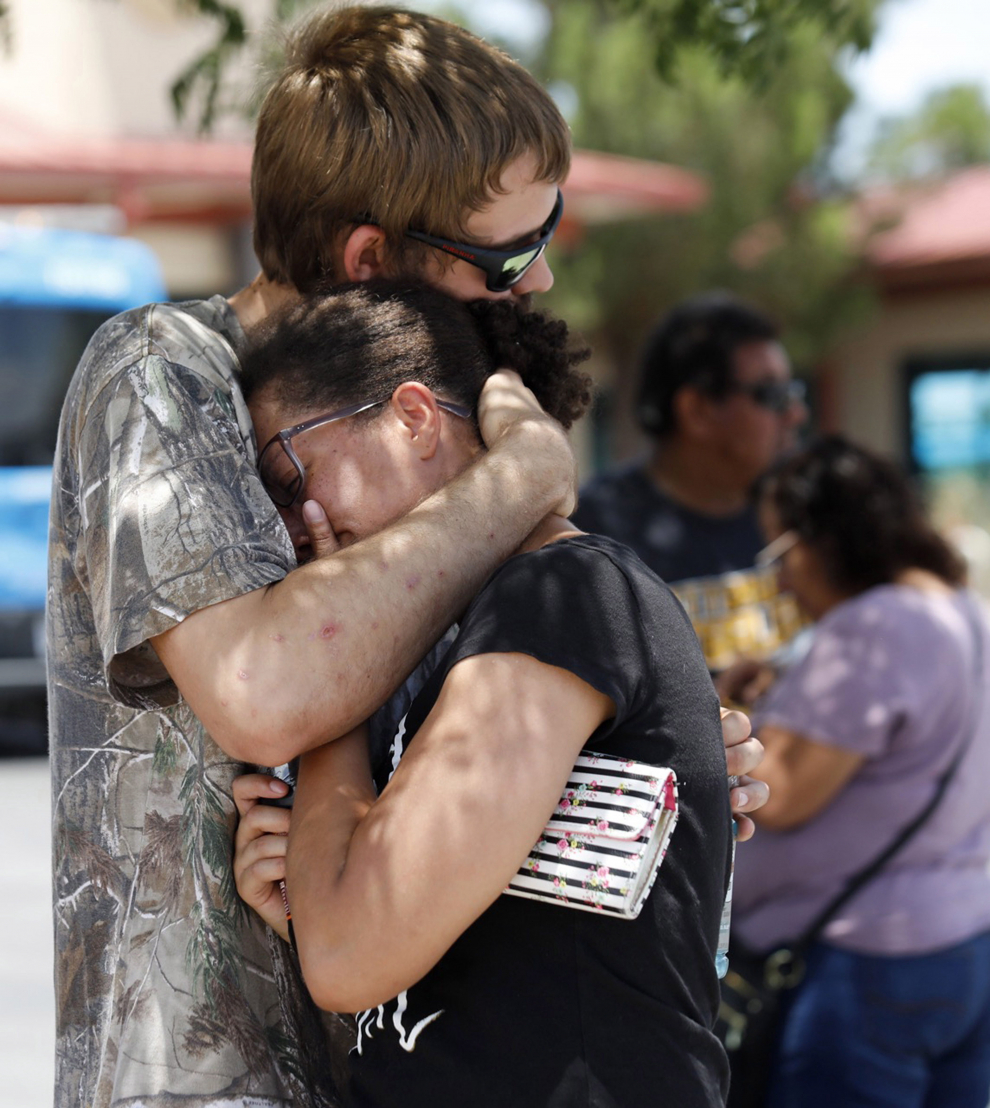 El Paso (United States), 03/08/2019.- Police officers respond to a shooting incident at a Walmart in El Paso, Texas, USA, 03 August 2019. Reports state that at least 10 people have been killed and 30 are injured. Police say that one male suspect is in custody. (Estados Unidos) EFE/EPA/IVAN PIERRE AGUIRRE Mass shooting at Wal-Mart in El Paso, Texas