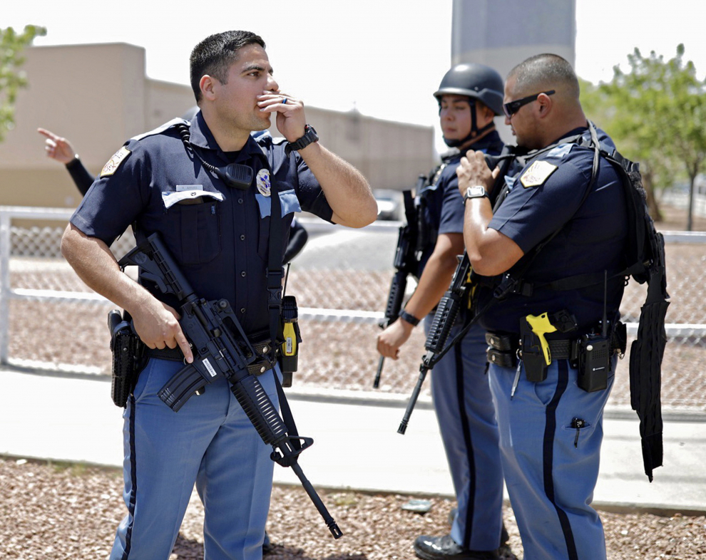 El Paso (United States), 03/08/2019.- Police stand at attention during an active shooting at a Walmart in El Paso, Texas, USA, 03 August 2019. According to reports, at least one person was killed and at least 18 people injured and transported to local hospitals. One suspect is in custody. (Estados Unidos) EFE/EPA/IVAN PIERRE AGUIRRE Shooting at Walmart in El Paso, Texas
