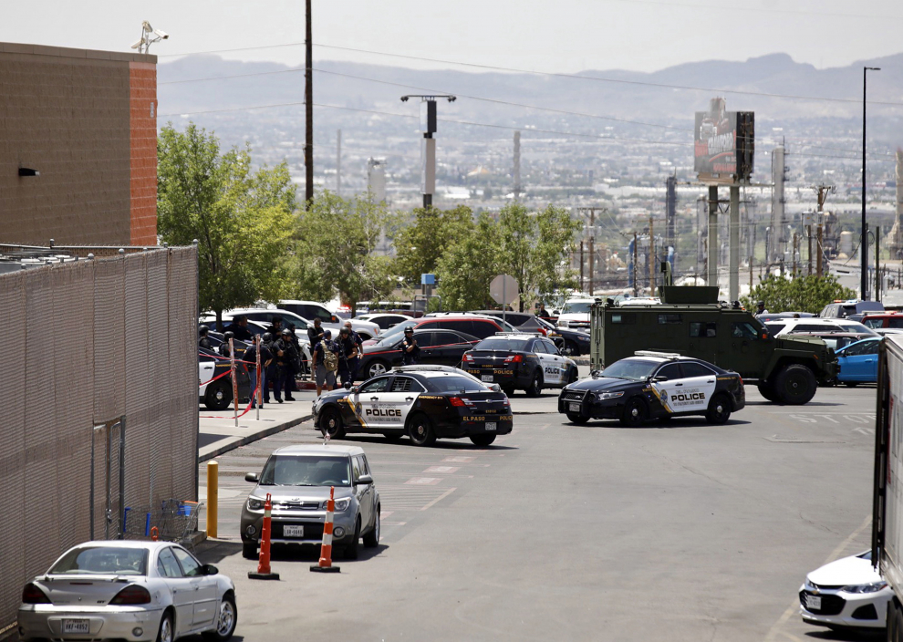 El Paso (United States), 03/08/2019.- Police stand at attention during a shooting at a Walmart in El Paso, Texas, USA, 03 August 2019. According to reports, at least one person was killed and at least 18 people injured and transported to local hospitals. One suspect is in custody. (Estados Unidos) EFE/EPA/IVAN PIERRE AGUIRRE Shooting at Walmart in El Paso, Texas