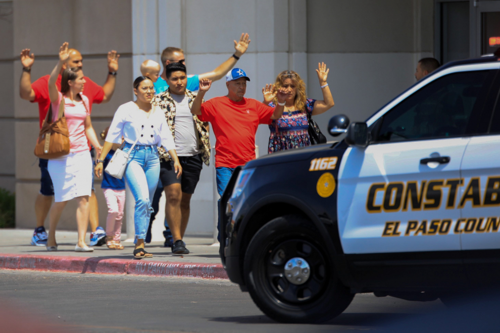 El Paso (United States), 03/08/2019.- Police stand at attention during a shooting at a Walmart in El Paso, Texas, USA, 03 August 2019. According to reports, at least one person was killed and at least 18 people injured and transported to local hospitals. One suspect is in custody. (Estados Unidos) EFE/EPA/IVAN PIERRE AGUIRRE Shooting at Walmart in El Paso, Texas