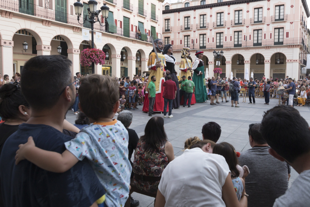 Ensayo de Gigantes y Cabezudos en Huesca.
