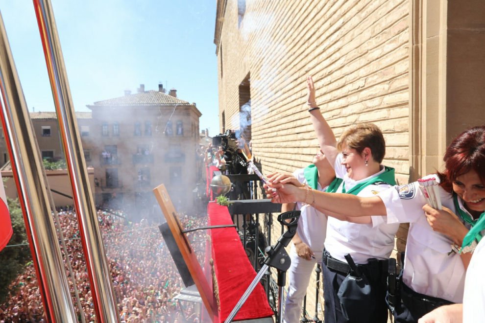 El chupinazo hace estallar la fiesta en Huesca.